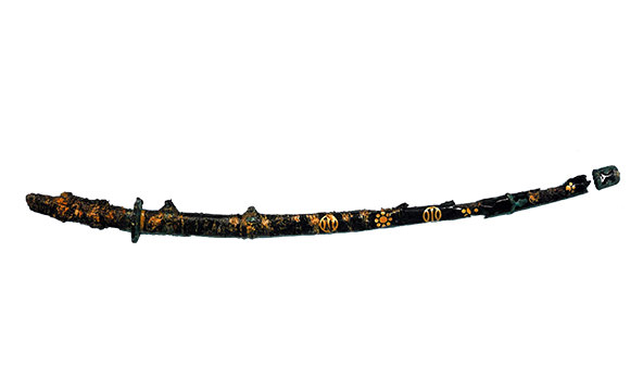 Black-lacquered Kuyo Mitsubikiryomon Itomaki Sword Black-lacquered Kuyo Mitsubikiryomon Itomaki Sword (Preserved at Zuihoden History Museum)